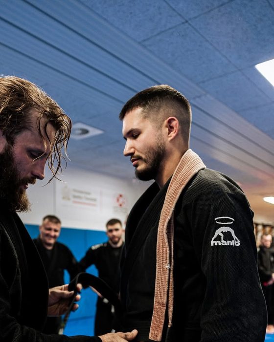 Romeo Kaya preberá čierny opasok